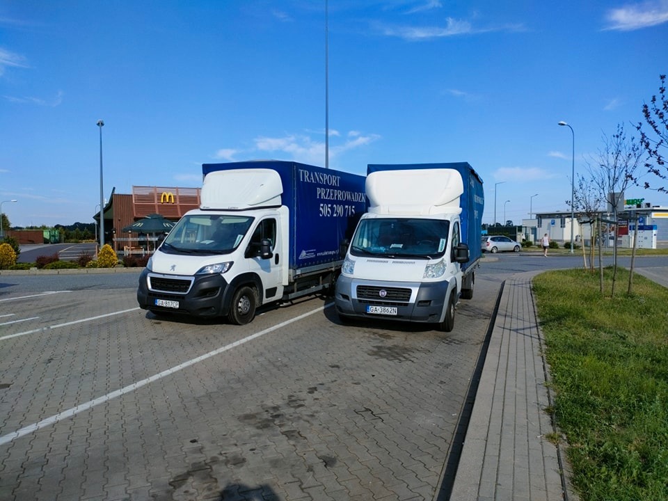 Dwa samochody ALO Transport podczas przeprowadzek w Trójmieście