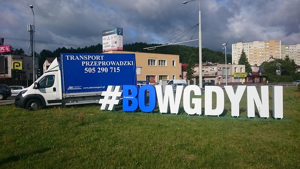 Samochód ALO Transport podczas przeprowadzki w Gdyni